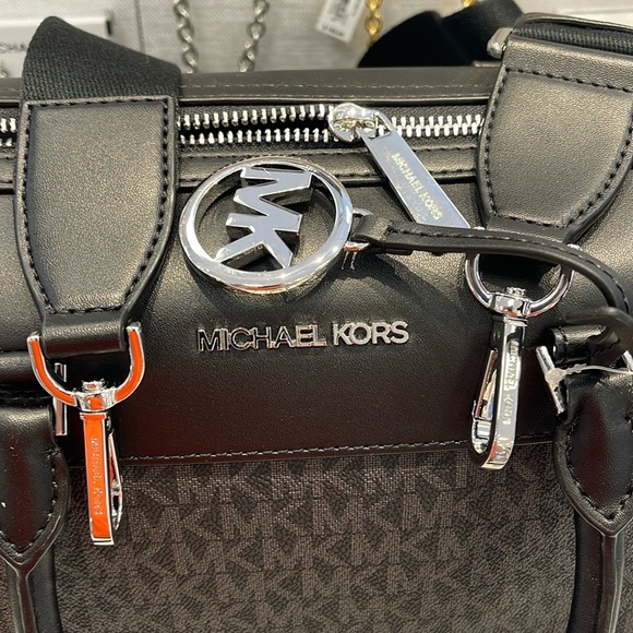 MICHAEL KORS TRAVEL MEDIUM DUFFLE SATCHEL / CROSSBODY BAG BLACK SIGNATURE COLOR - Picture 16 of 16